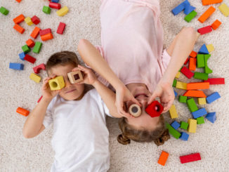 Zwei Kinder spielen mit Bauklötzen